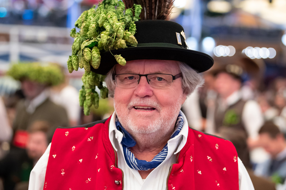 Günter Werner steht auf dem Oktoberfest im Schottenhamel Festzelt an seinem Stammtisch.