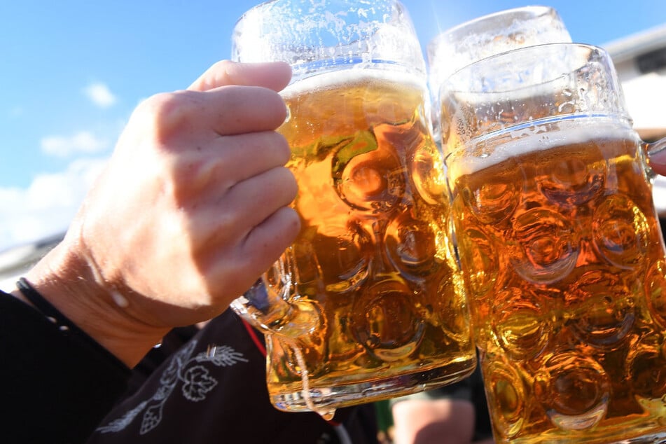 Muss man sich zunehmend "schöntrinken": Die Preisentwicklung für eine Maß Bier kennt auch in diesem Jahr auf der Wiesn nur eine Richtung. (Symbolfoto)