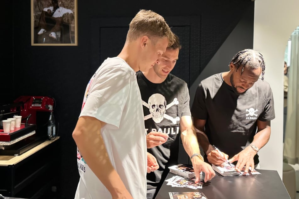 V.l.n.r. David Nemeth (25), Branimir Hrgota (33) und Ricky-Jade Jones (23) gaben bei der Fanshop-Eröffnung Autogramme.