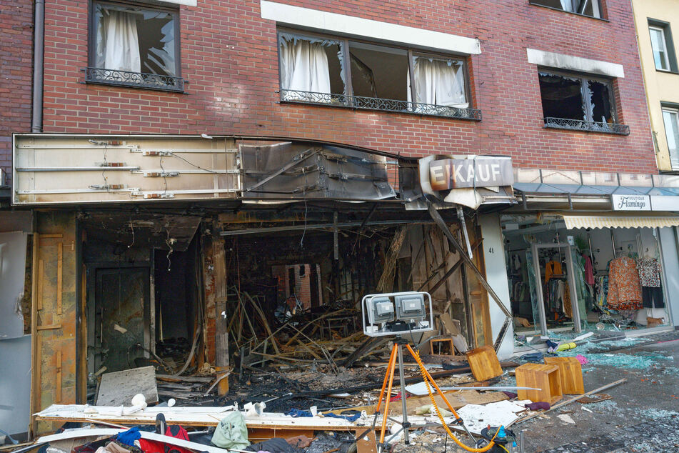 Die Explosion hat an dem Wohnhaus im Zentrum von Eschweiler große Verwüstung angerichtet.