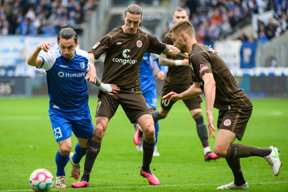 In beiden Spielen der vergangenen Saison siegte der FC St. Pauli um Kapitän Jackson Irvine (30, M.) gegen den 1. FC Magdeburg und Baris Arik (27, l).