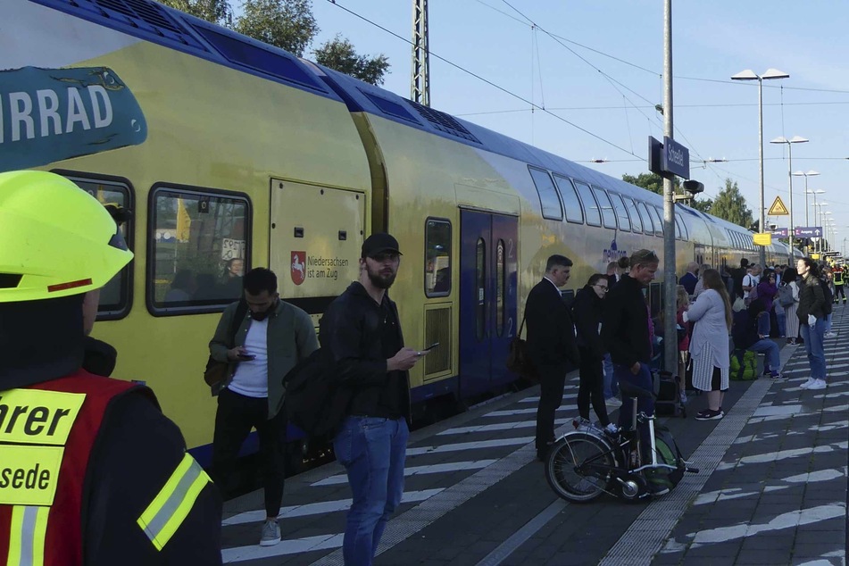 Knapp 200 Fahrgäste mussten den Zug am Bahnhof Scheeßel verlassen.
