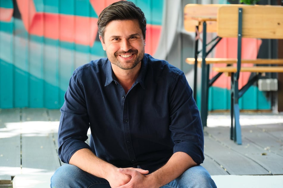 Schauspieler Miloš Vuković (43) lernt auch nach 25 Jahren noch immer neue Seiten an seiner Serienfigur Paco Weigel kennen.