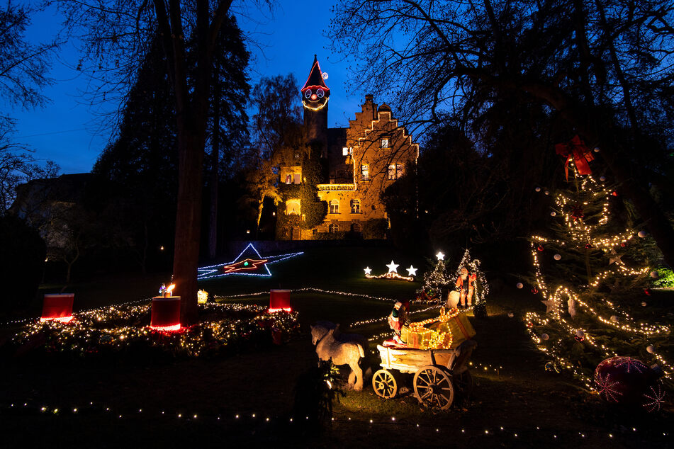 Kutsche und Tannenbaum machen das weihnachtliche Ambiente vor der Villa Boge perfekt.