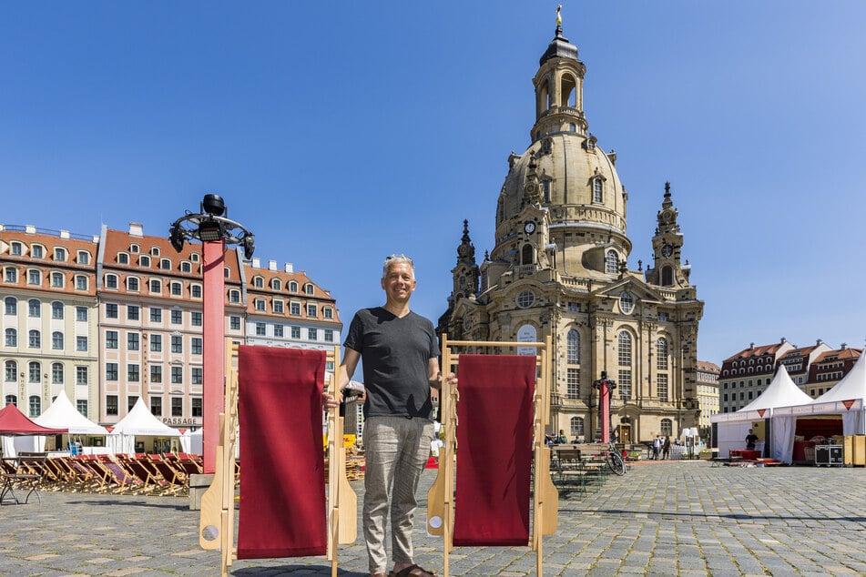 "Palais Sommer"-Chef Jörg Polenz (59) baut rund um die Neumarkt-Bühne Liegestühle auf.