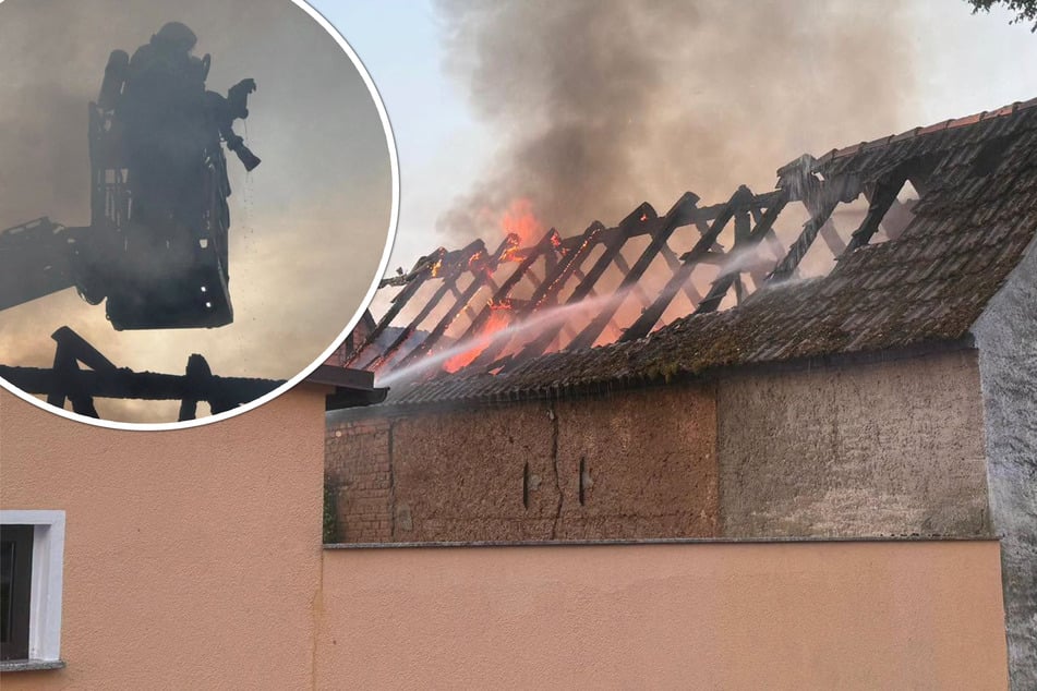 Flammen zerstören Dreiseitenhof in Sachsen: Feuerwehrmann muss verletzt ins Krankenhaus