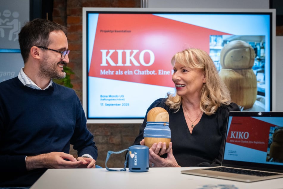 Erfinder Christian W. Atz (41) im Gespräch mit Petra Köpping (67, SPD). Für die Sozialministerin verbindet Kiko "Herz und Verstand".