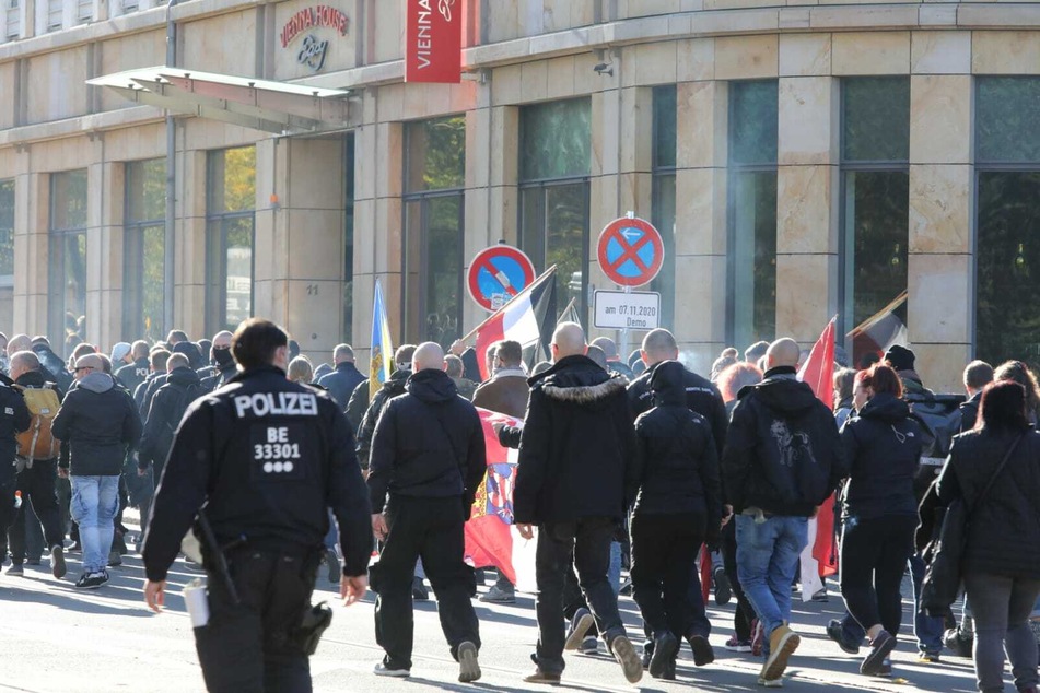 Noch immer sind Hunderte Menschen auf dem Weg in die Innenstadt.