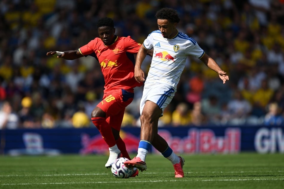 Im neuen roten Auswärtstrikot präsentierte sich RB Leipzig beim Testspiel bei Leeds United.
