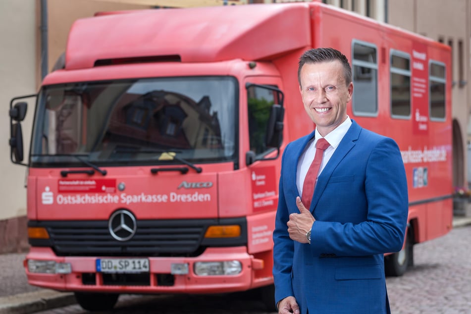 2017 noch im Probelauf in Waldenburg (F.), ab 2021 im Regeleinsatz: Sparkassenchef Michael Kreuzkampf (51) freut sich auf den Sparkassenbus.