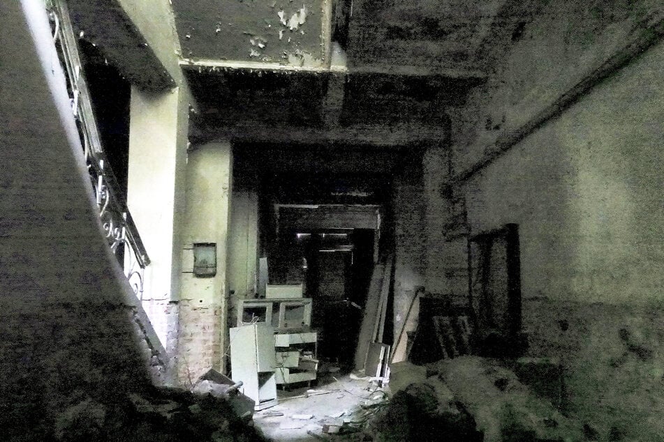 Das Treppenhaus zeigt, wie der Putz von den Wänden bröckelt und Unrat hinterlassen wurde.
