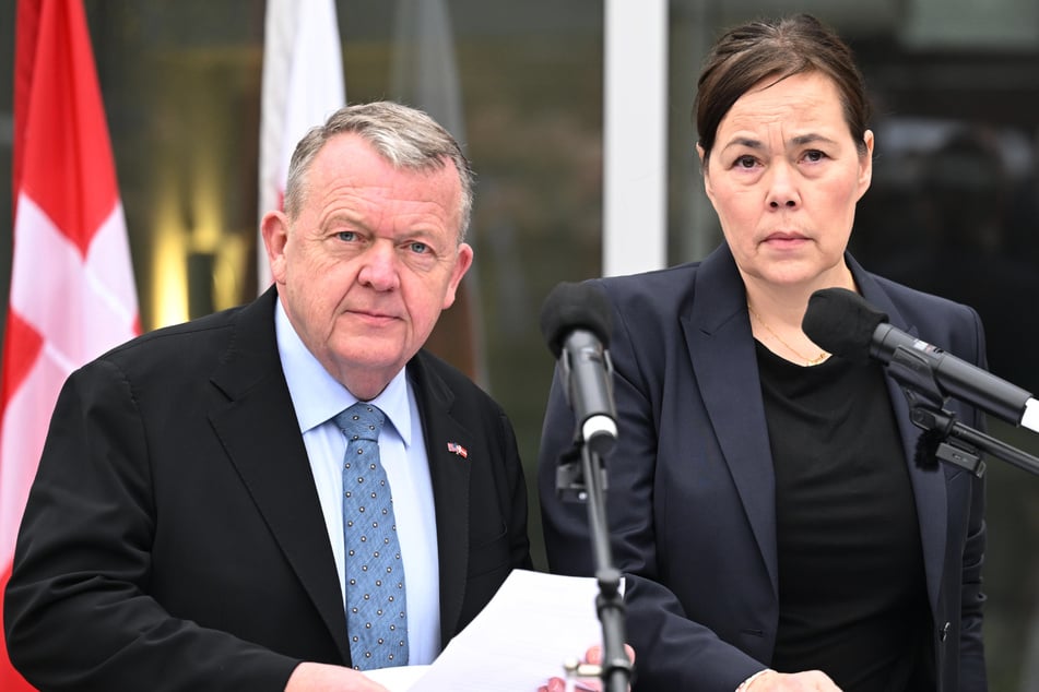 Der dänische Außenminister Lars Løkke Rasmussen (l) und die grönländische Außenministerin Vivian Motzfeldt sprechen auf einer Pressekonferenz in der dänischen Botschaft.