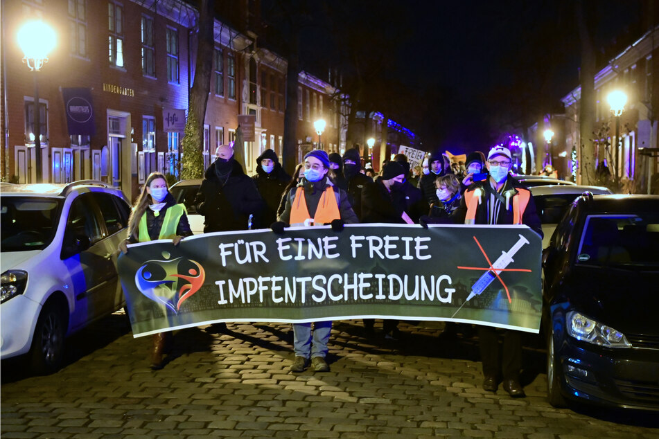 Demonstranten liefen wegen der Corona-Maßnahmen am Montag mit Bannern durch Berlin.