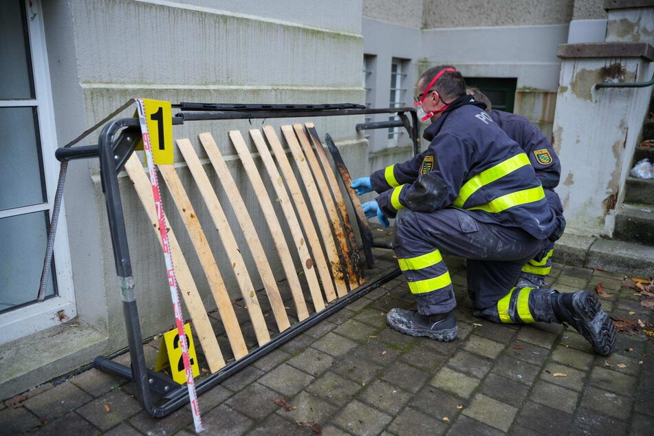 Brandexperten untersuchten nach dem Feuer die Reste des Bettgestells.