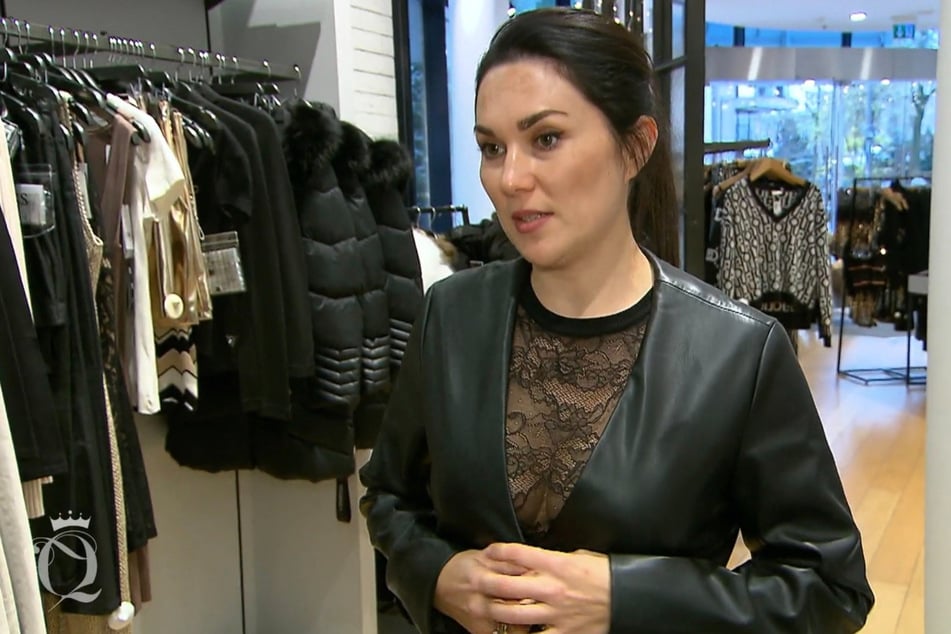 Gulnaz (40) ist sich unschlüssig mit ihrer Outfit-Wahl.