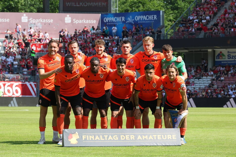 Im Pokalfinale gegen Krieschow durfte der zweite Anzug ran. Für Dennis Slamar (1.v.l.o.) war es das letzte Spiel.