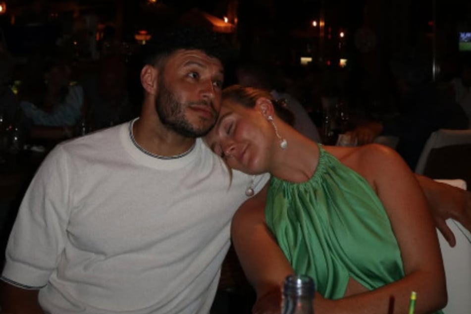 Perrie Edwards (32) und Alex Oxlade-Chamberlain (32) schweben mit ihrer kleinen Tochter auf Wolke Sieben.