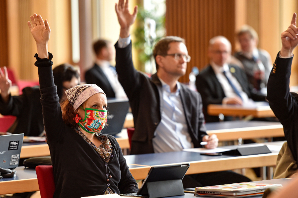 Einige Räte wie Kati Bischoffberger (51, Grüne) trugen Mundschutz.