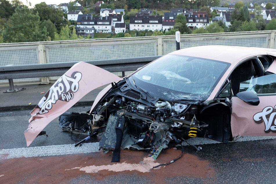 Zu stark beschleunigt: Sportwagen kracht in Gegenverkehr, fünf Menschen verletzt