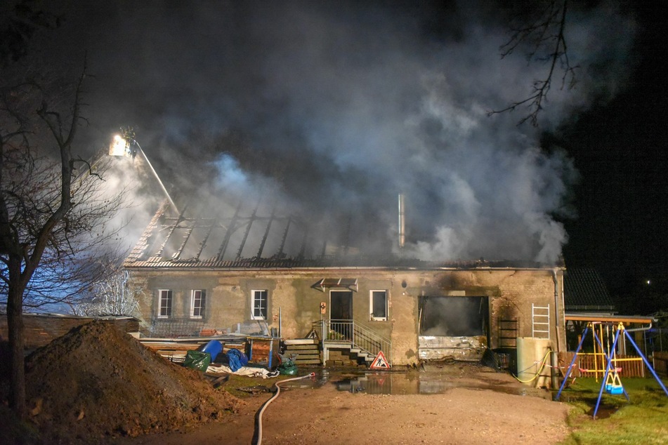 Komplett ausgebrannt! Die Scheune muss nach dem verheerenden Feuer womöglich abgerissen werden.