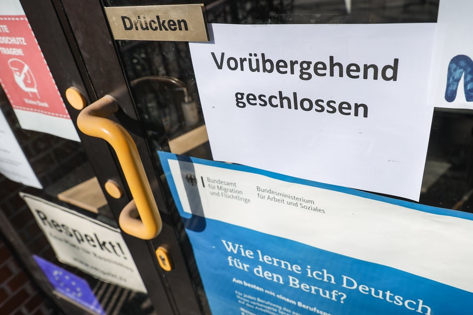 Ein Zettel an der Eingangstür informiert über die vorübergehende Schließung der Sprachschule im schleswig-holsteinischen Mölln.