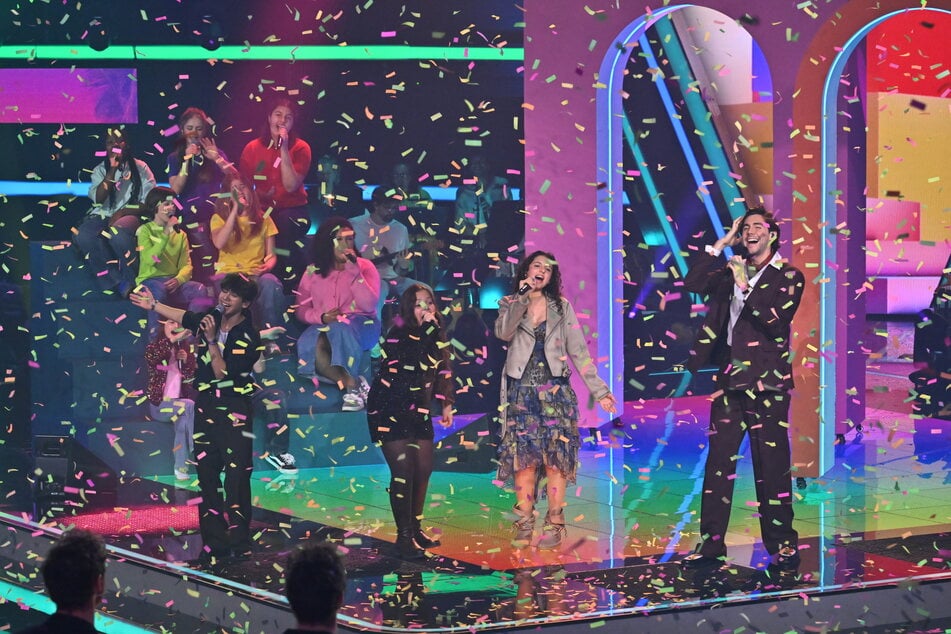 Auch mit seinem Coach Alvaro Soler (35, r.) sowie seinen Teamkolleginnen Danaya (10) und Susey (14) stand Fabio auf der Bühne.