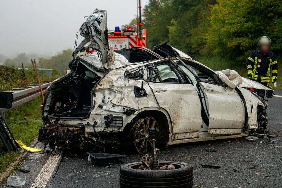 Nachdem sich der BMW mehrfach überschlagen hatte, kam der Wagen schwer beschädigt auf der Fahrbahn wieder zum Stehen