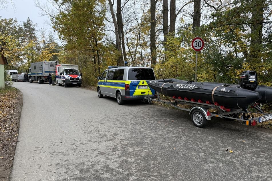 Die Polizei rückte mit einem Schlauchboot zum Sturmsee bei Schwarzenberg an.