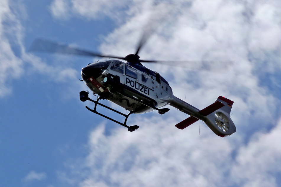 Die Polizei wurde bei der Suche von einem Hubschrauber-Team unterstützt (Symbolbild).