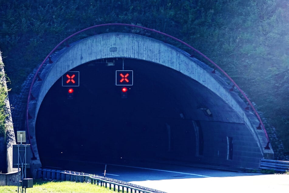Ab Freitagabend geht bis Sonntag nichts mehr auf der A17 zwischen den Anschlussstellen Gorbitz und Südvorstadt. Die Tunnel sind dann gesperrt. (Archivbild)