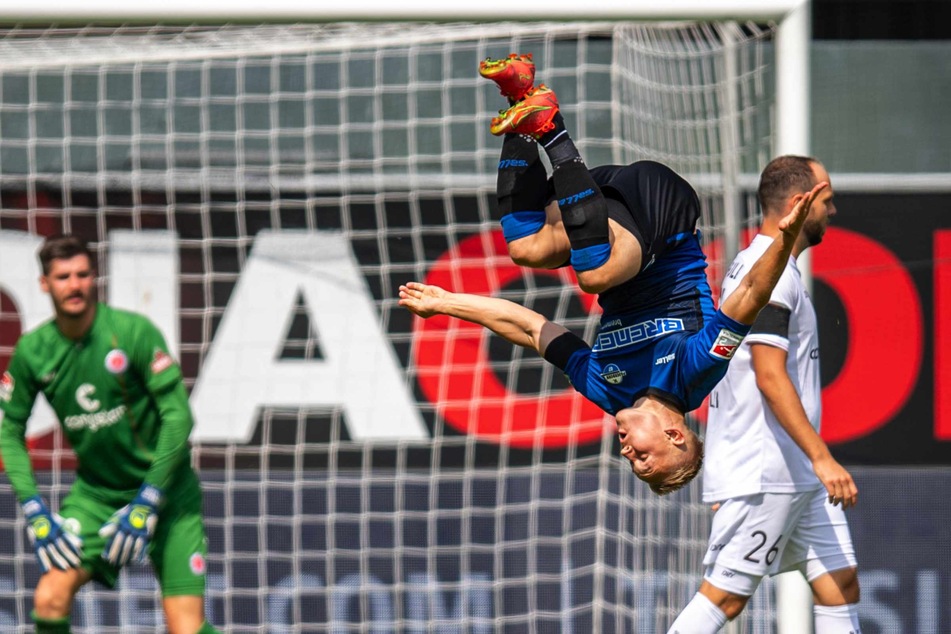 Kai Pröger (29) jubelt per Salto über seinen Siegtreffer.