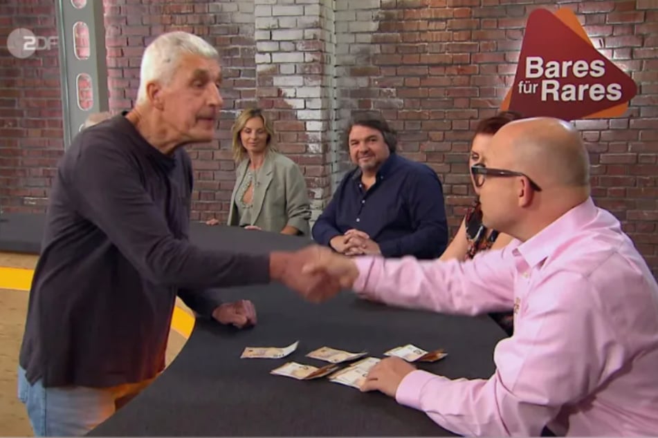 Am Ende sichert sich Benjamin Leo Leo (52, r.) den musealen Drahtesel für 650 Euro.