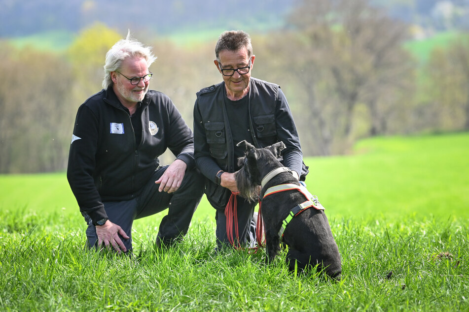 Archaeo-Dogs"-Chef Dietmar H. Kroepel (l.) mit Hundeführer Willi Bötticher und Hund Bonya. Das Tier kann feinste Duftmoleküle von menschlichen Knochen erschnüffeln.
