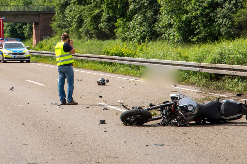 Unfall A7: Todes-Drama auf der A7: Motorradfahrer (46) fährt auf Lkw auf und stirbt an der Unfallstelle