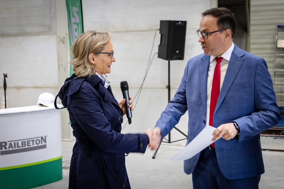 Wirtschaftsminister Dirk Panter (51, SPD, r.) übergab am Donnerstag den Förderbescheid an Annegret Haas.