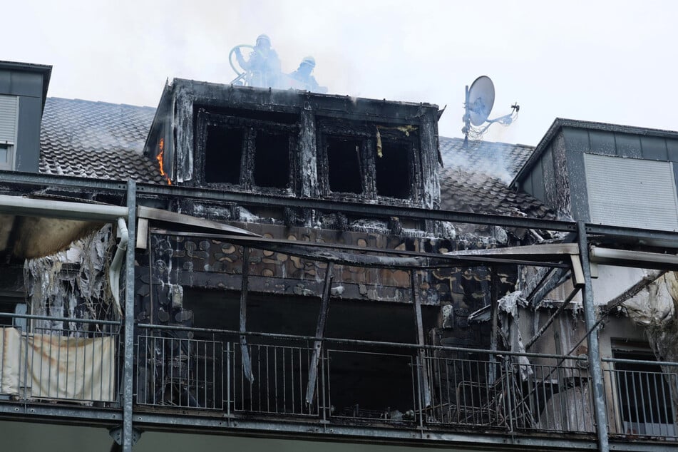 Warum die Maisonettewohnung in Brand geriet, ist noch unklar.
