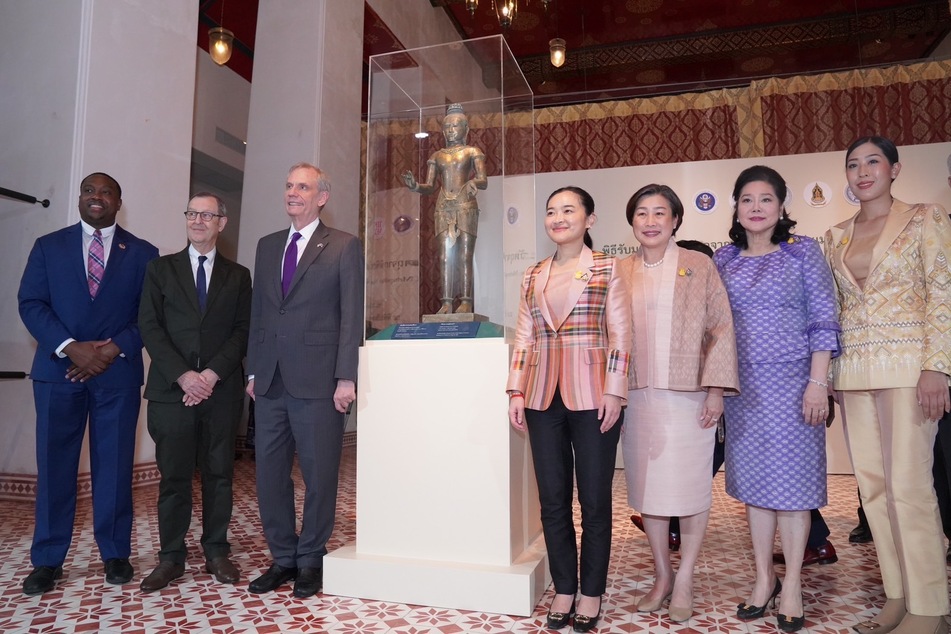 American and Thai officials celebrate the return of two looted statues.
