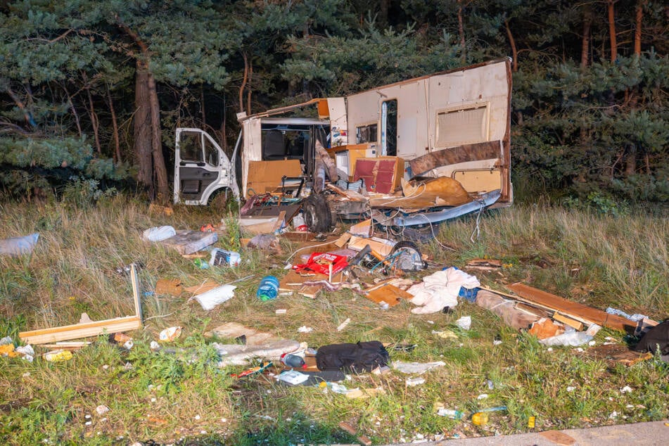 Das Wohnmobil wurde durch die Wucht des Aufpralls entzwei gerissen.