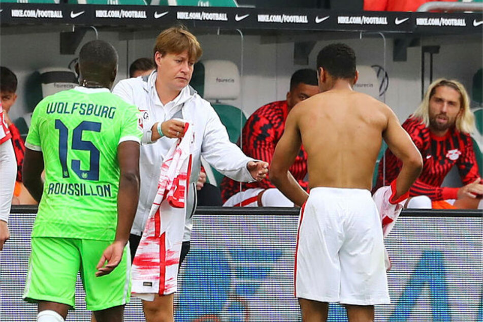 Gegenspieler Renato Steffen riss Tyler Adams' (vorn r.) Trikot kaputt, der von Zeugwartin Claudia Richter (2.v.l.) ein neues erhielt.