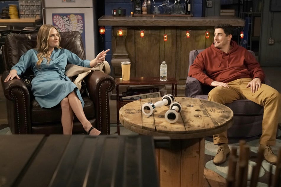 Kay (Maggie Lawson, l.) und Mike (Jason Biggs) versuchen, als Eltern dreier Hochbegabter halbwegs eine gute Figur zu machen.