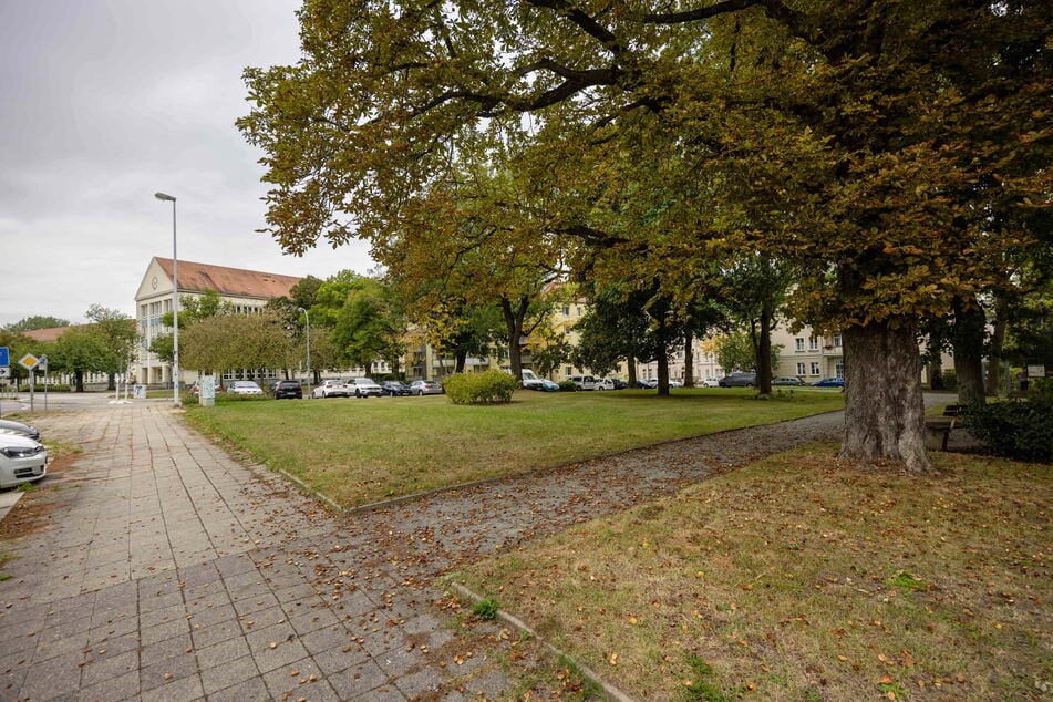 Der Platz an der Ecke Charlotten-/Hans-Sachs-Straße ist seit den 1960er-Jahren namenlos.