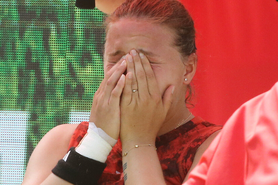 Jule Niemeier (23) weint nach ihrem verletzungsbedingten Aus bitterlich.