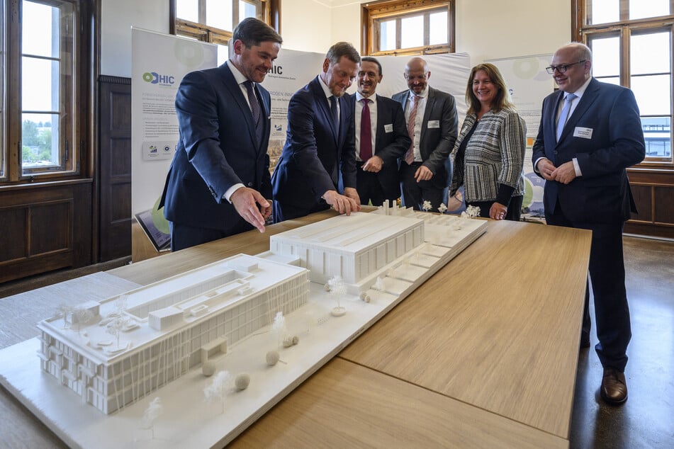 Sachsens MP (2.v.l.) begutachtete das Modell des HIC-Campus in Chemnitz.