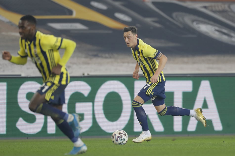 Mesut Özil (32, r.) dribbelt im Istanbuler-Stadtderby. Auch in der Süper Lig konnte er an den Glanz vergangener Tage noch nicht anknüpfen.
