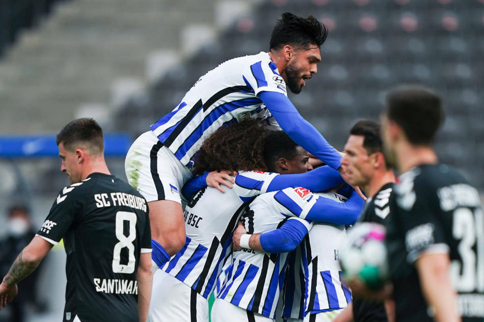 Die Spieler von Hertha BSC bejubeln das 2:0 gegen den SC Freiburg.