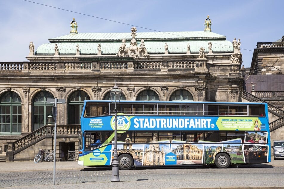 Die Busse der Stadtrundfahrt kennt jeder Dresdner - doch wer kann von sich behaupten, auch einmal mitgefahren zu sein? (Archivfoto)