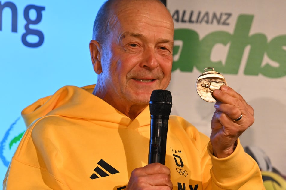 Gerd Leopold (67) zeigte stolz seine erste Medaille. 1990 holte er als Coach von Harald Czudaj WM-Silber in St. Moritz.