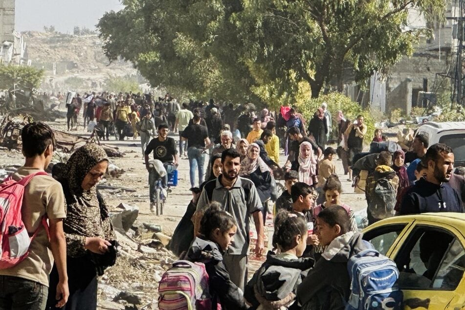 Forcibly displaced Palestinian families flee Israeli military attacks in Jabalia in northern Gaza, taking the main Salah al-Din road towards Gaza City.