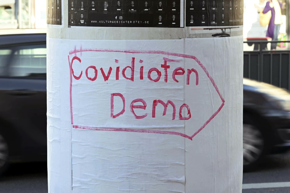 Gegner der Corona-Maßnahmen haben sich am Sonntag in Begleitung eines großen Polizeiaufgebots auf der Rheinwiese in Düsseldorf versammelt. (Archivbild)