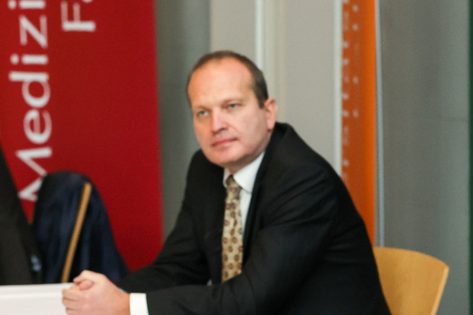 Der derzeit noch bestehende Lockdown könne - nach allem, was über die Ansteckungsfähigkeit der neuen Virusvarianten bekannt sei - die dritte Welle nicht verhindern, schätzt Rafael Mikolajczyk, Direktor Institut für Medizinische Epidemiologie, Biometrie und Informatik in Halle/Saale.